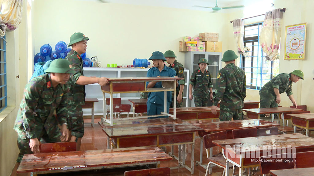 Ban chỉ huy Phòng thủ khu vực 2 cùng với lực lượng dân quân xã Gia Viễn hỗ trợ Tiểu học Gia Thịnh B dọn dẹp vệ sinh, sắp xếp lại bàn ghế.