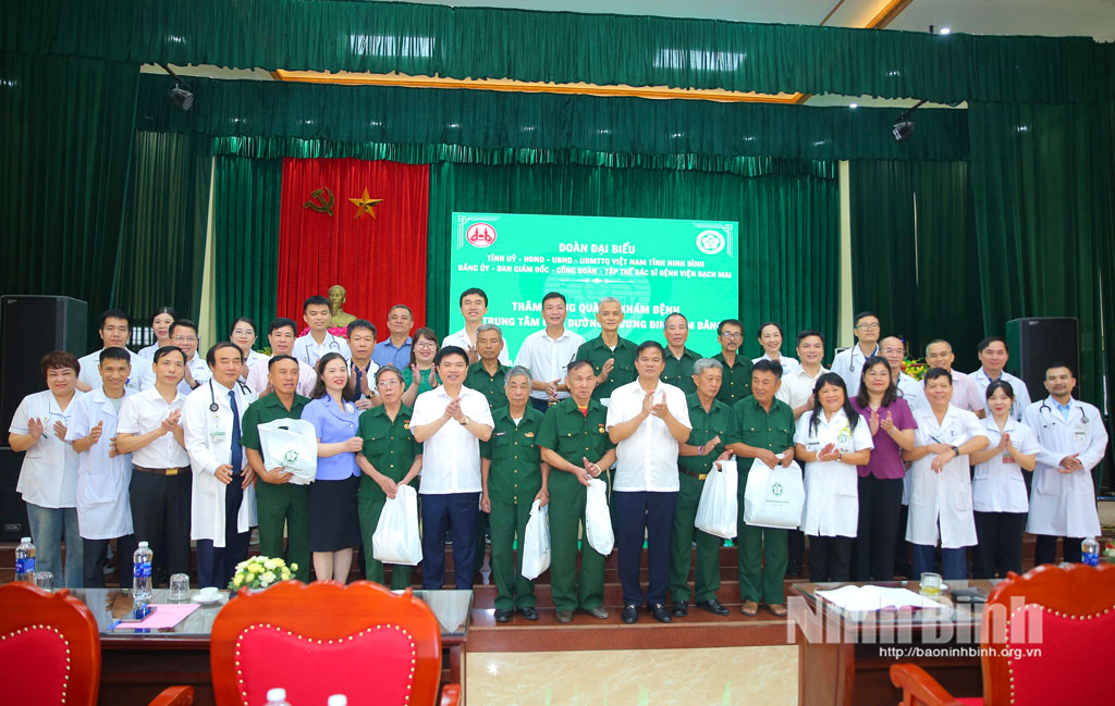 Đồng chí Trương Quốc Huy, Bí thư Tỉnh ủy, Trưởng Đoàn đại biểu Quốc hội tỉnh và Đoàn công tác của Bệnh viện Bạch Mai chụp ảnh lưu niệm cùng Trung tâm thương bệnh binh Kim Bảng.