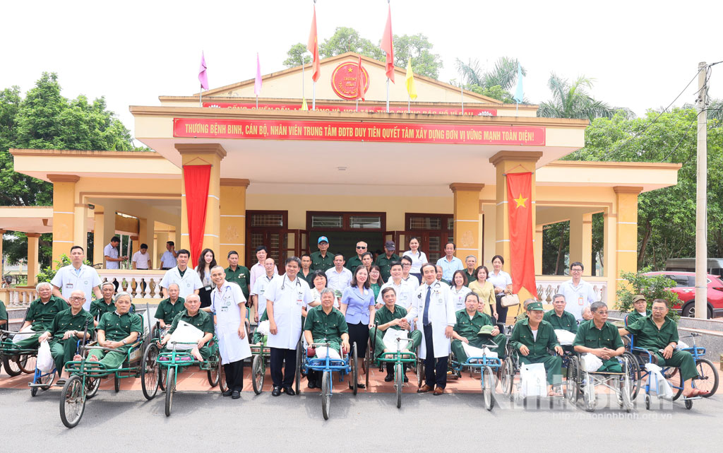 Đoàn công tác Bệnh viện Bạch Mai chụp ảnh lưu niệm với cán bộ, y, bác sỹ và thương bệnh binh Trung tâm Điều dưỡng thương binh Duy Tiên.