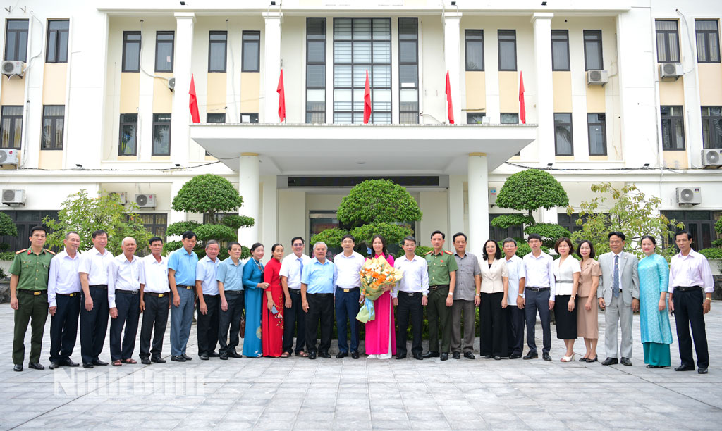 Các đồng chí lãnh đạo tỉnh chụp ảnh lưu niệm cùng Đoàn đại biểu là người Công giáo tiêu biểu của tỉnh đi dự Đại hội tại Hà Nội.