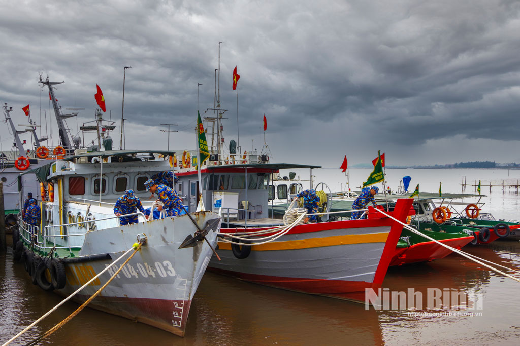Cán bộ chiến sỹ Hải đội 2 Ban Chỉ huy Bộ đội biên phòng tỉnh Ninh Bình săn sàng, phương tiện, lực lượng, tàu thuyền chống bão, ứng cứu khi có tình huống xảy ra.