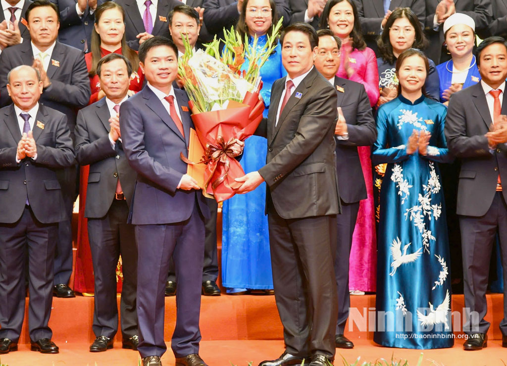 Thay mặt BCH Trung ương Đảng, Chủ tịch nước Lương Cường trao quyết định, tặng hoa cho Bí thư Tỉnh ủy Phọ Trương Quốc Huy.