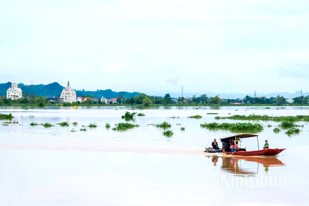 Nước trên sông Hoàng Long tại bến Đồng Chưa (xã Gia Thịnh). Ảnh: Ngọc Linh