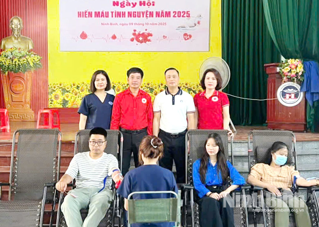 Lãnh đạo Hội Chữ thập đỏ tỉnh động viên các tình nguyện viên tham gia hiến máu tại Trường Đại học Hoa Lư.