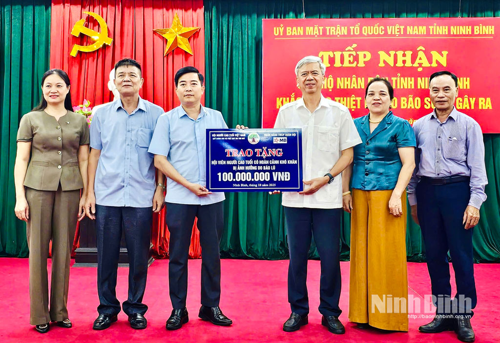 Trung ương Hội Người cao tuổi Việt Nam trao tặng 100 triệu đồng hỗ trợ hội viên người cao tuổi có hoàn cảnh khó khăn bị thiệt hại do bão số 10 tại Ninh Bình.