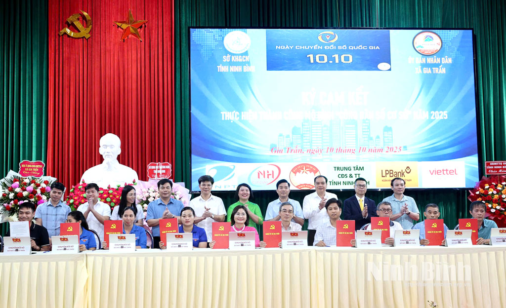 Ký kết giao ước thi đua giữa Trung tâm học tập cộng đồng xã với đại diện Tổ Công nghệ số cộng đồng của 22 thôn.