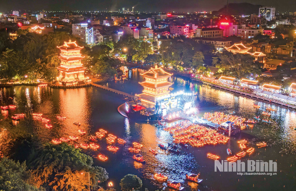 Chương trình nghệ thuật “Tiếng gọi non sông” được dàn dựng, tổ chức hoành tráng trên sân khấu mặt nước hồ Kỳ Lân, phố cổ Hoa Lư. Ảnh: Ngọc Linh