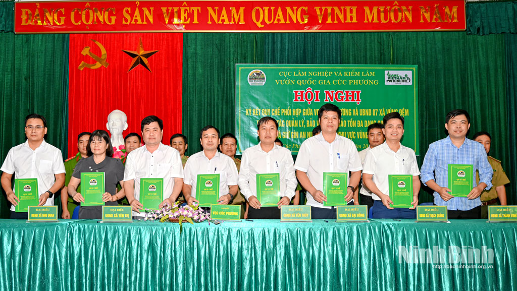 Đại diện UBND các xã vùng đệm ký kết quy chế phối hợp.