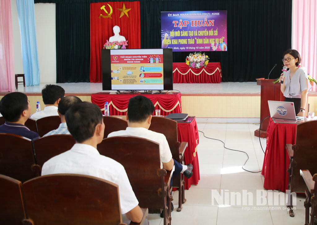 Quang cảnh hội nghị tập huấn về chuyển đổi số và triển khai phong trào "Bình dân học vụ số".