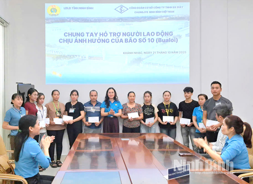 Đại diện lãnh đạo LĐLĐ tỉnh trao quà cho đoàn viên người lao động Công ty TNHH sản xuất giày Chung Jye Ninh Bình (Cụm Công nghiệp Khánh Nhạc, xã Khánh Nhạc) bị thiệt hại về nhà cửa do ảnh hưởng của bão số 10.