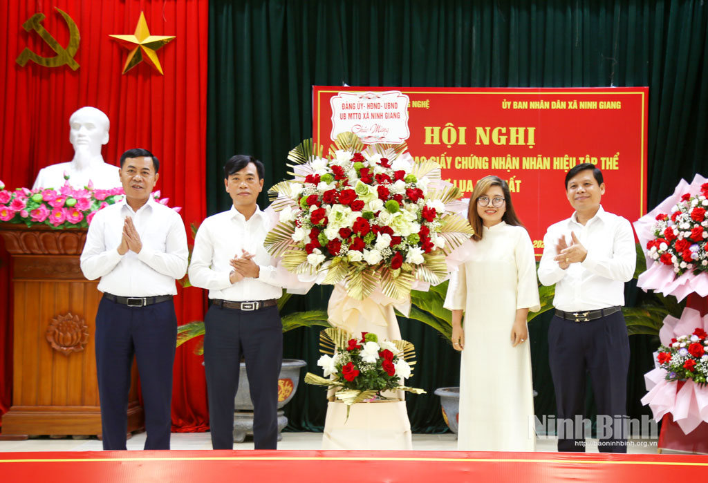 Đại diện Sở Khoa học và Công nghệ, chính quyền xã Ninh Giang tặng hoa chúc mừng Hợp tác xã Lụa Cổ Chất.