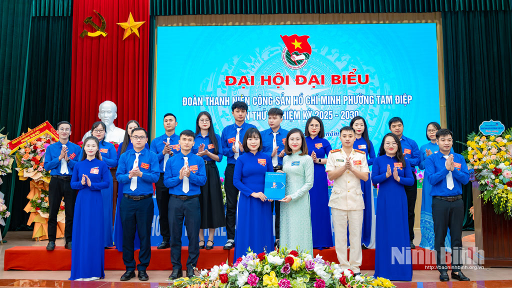 Công bố và trao các Quyết định của Ban Thường vụ Tỉnh đoàn.