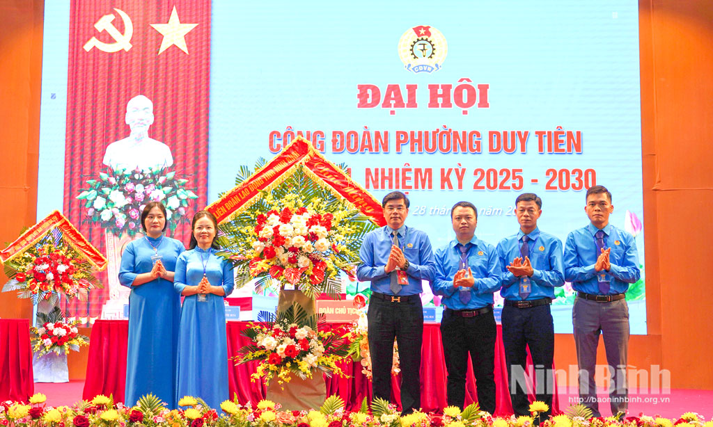 Đồng chí Nguyễn Hải Long, Tỉnh ủy viên, Phó Chủ tịch Ủy ban MTTQ Việt Nam tỉnh, Chủ tịch Liên đoàn Lao động tỉnh tặng hoa chúc mừng Đại hội.