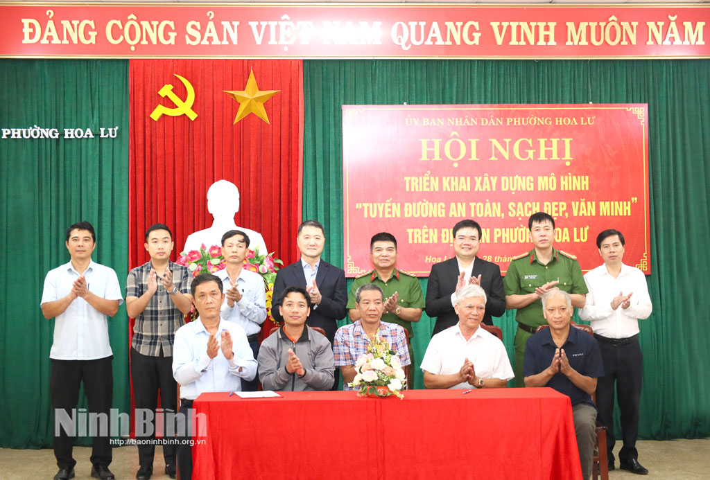 Các đại biểu chứng kiến lễ ký giao ước thi đua thực hiện mô hình giữa các đơn vị và Tổ dân phố, Tổ tự quản văn minh đô thị.