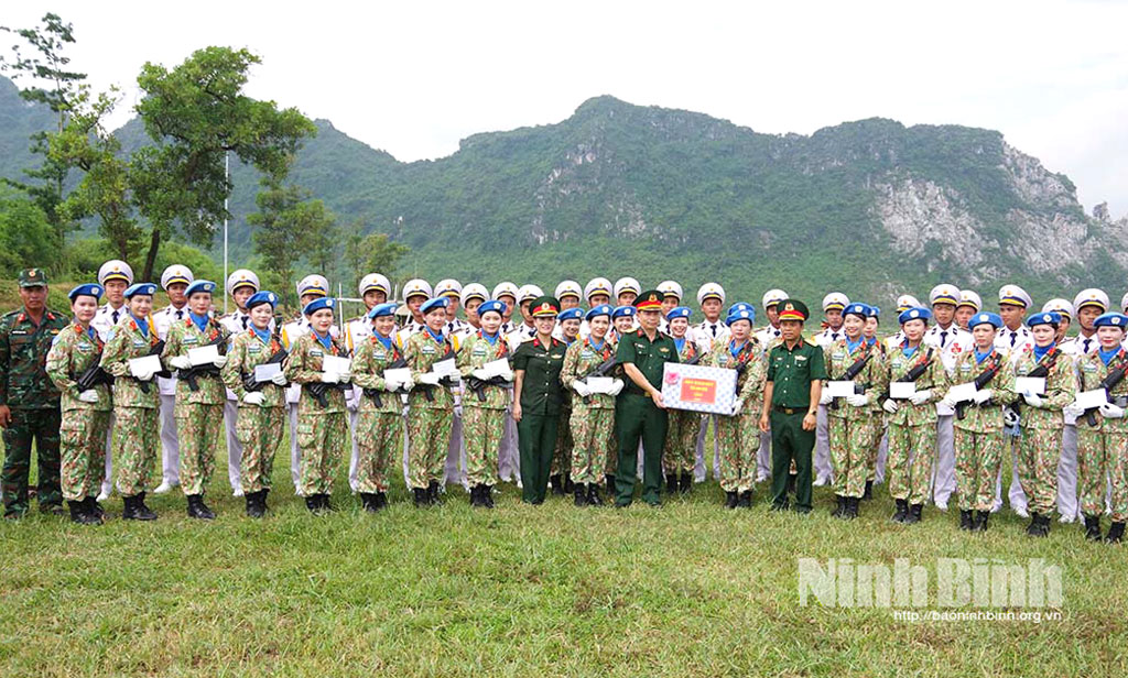 Đại tá Bùi Xuân Bình, Chính ủy Bộ CHQS tỉnh tặng quà động viên khối nữ Bộ CHQS tỉnh Ninh Bình luyện tập tham gia diễu binh, diễu hành kỷ niệm 80 năm Quốc khánh nước Cộng hòa XHCN Việt Nam.
