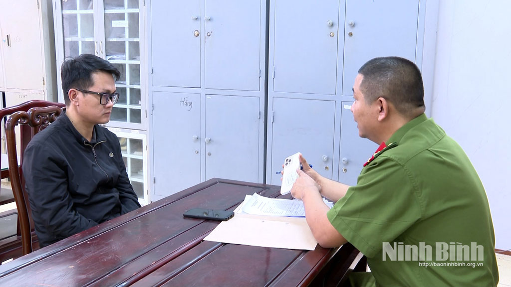 Đối tượng Đặng Thanh Bình cùng tang vật tại Cơ quan Công an.