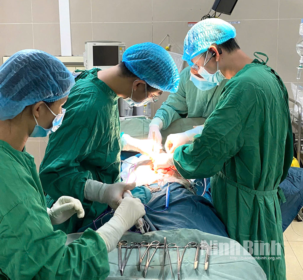 Ê-kíp phẫu thuật cắt khối tá tuỵ rất phức tạp cho người bệnh của Bệnh viện Đa khoa tỉnh Ninh Bình. Ảnh: Bệnh viện cung cấp