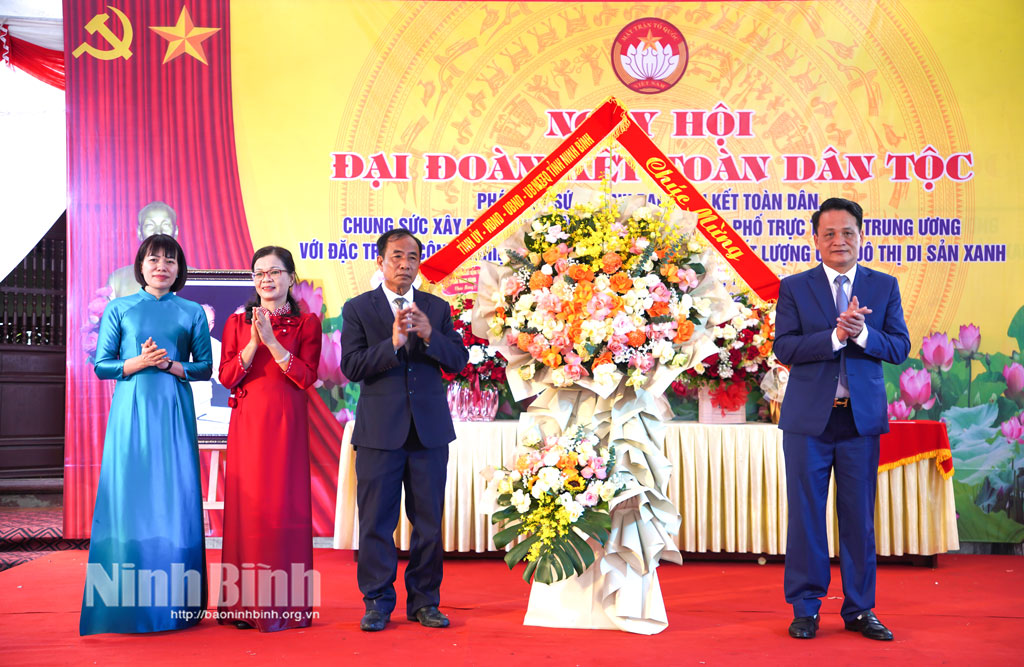 Đồng chí Đào Đình Tùng, Ủy viên Ban Thường vụ Tỉnh ủy, Bí thư Đảng ủy, Chủ tịch HĐND phường Phủ Lý tặng hoa chúc mừng cán bộ và nhân dân Khu dân cư Mễ Nội.