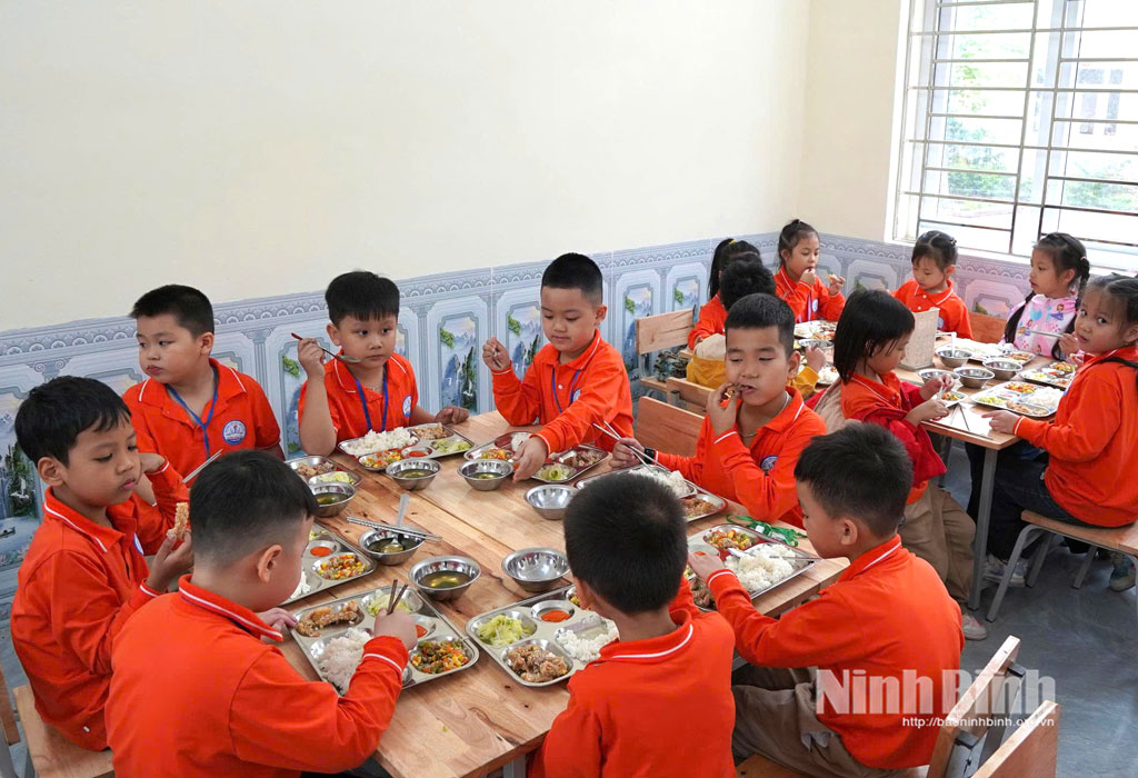 Bữa cơm bán trú của các em học sinh Trường Tiểu học Đồng Văn.