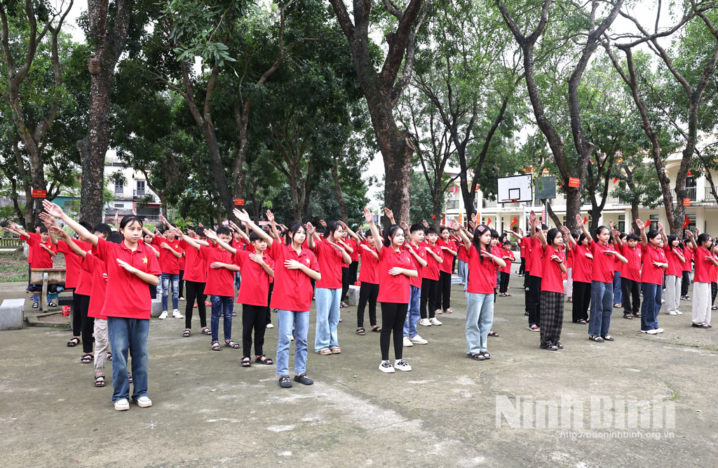 Tiết mục văn nghệ của học sinh Trường THCS Ninh Thắng tại buổi tuyên truyền.