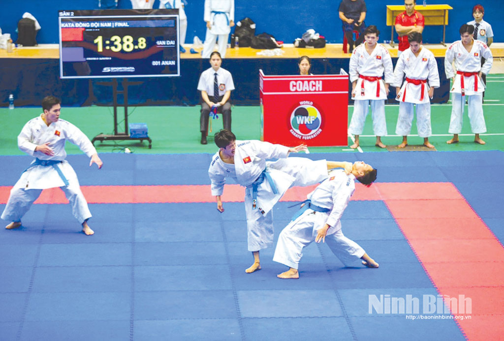 3 võ sĩ của Ninh Bình thi đấu nội dung Kata đồng đội nam tại Giải vô địch Karate quốc gia 2025.