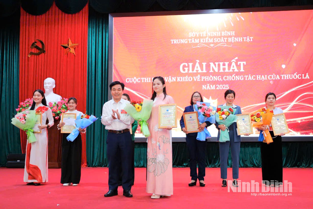 Lãnh đạo Sở Y tế trao Giải Nhất cho đội tuyển xã Nho Quan.