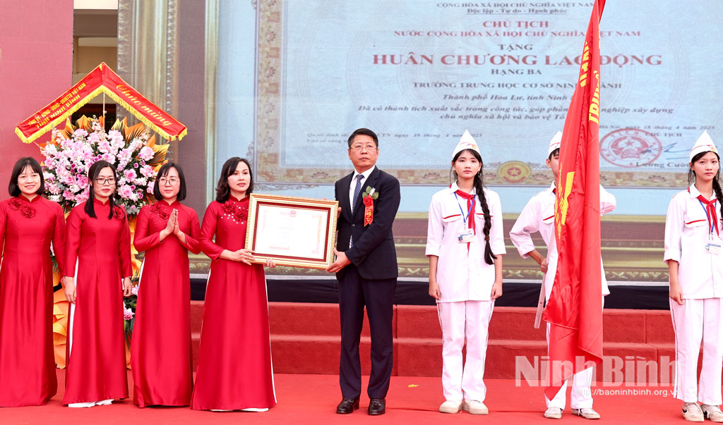 Thừa ủy quyền của Chủ tịch nước, đồng chí Trần Song Tùng, Ủy viên Ban Thường vụ Tỉnh ủy, Phó Chủ tịch Thường trực UBND tỉnh trao Huân chương Lao động hạng Ba cho Trường THCS Ninh Thành.