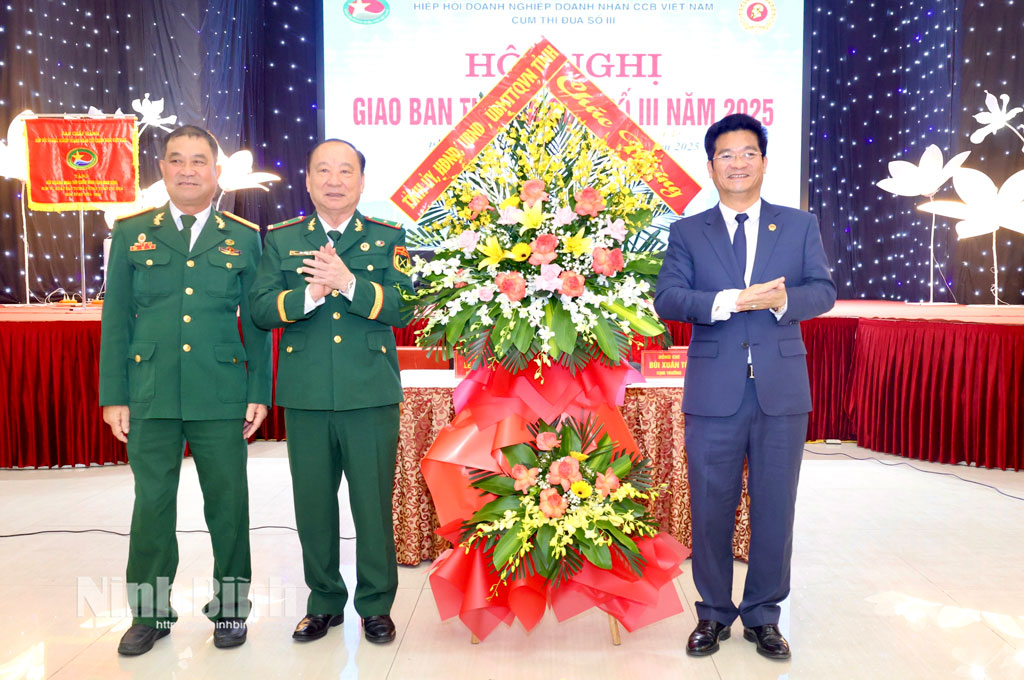 Đồng chí Trần Anh Dũng, Ủy viên Ban Thường vụ Tỉnh uỷ, Phó Chủ tịch UBND tỉnh tặng hoa chúc mừng hội nghị.