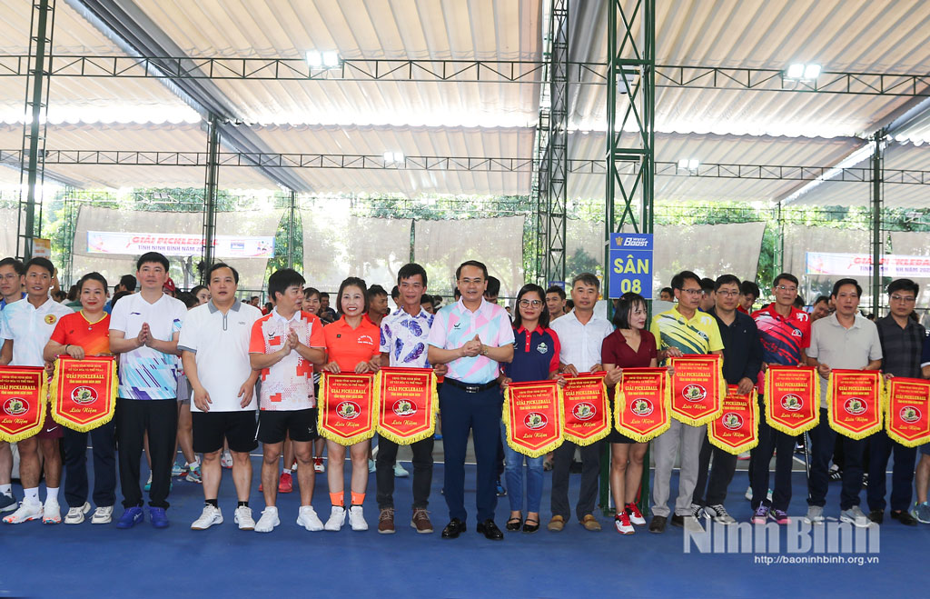 Ban Tổ chức trao Cờ lưu niệm cho các đoàn tuyển tham dự Giải.