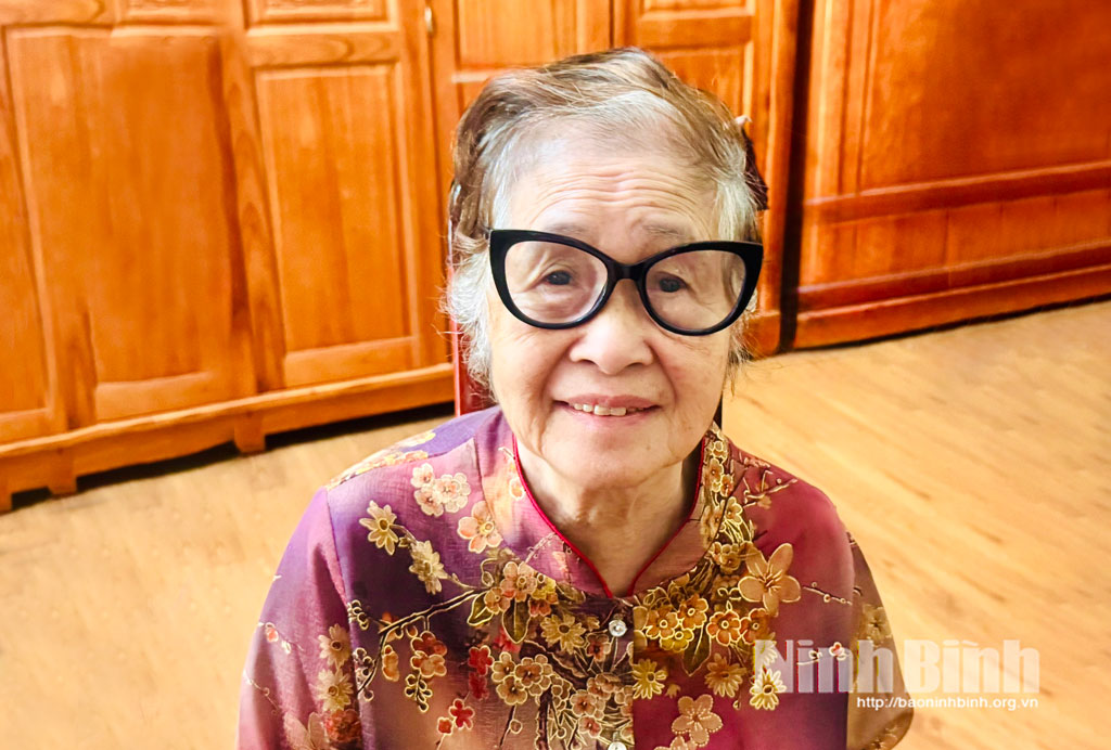 Đồng chí Nguyễn Thị Minh Quỳ, xã Bình Mỹ, đảng viên 57 năm tuổi Đảng, cán bộ y tế nghỉ hưu.