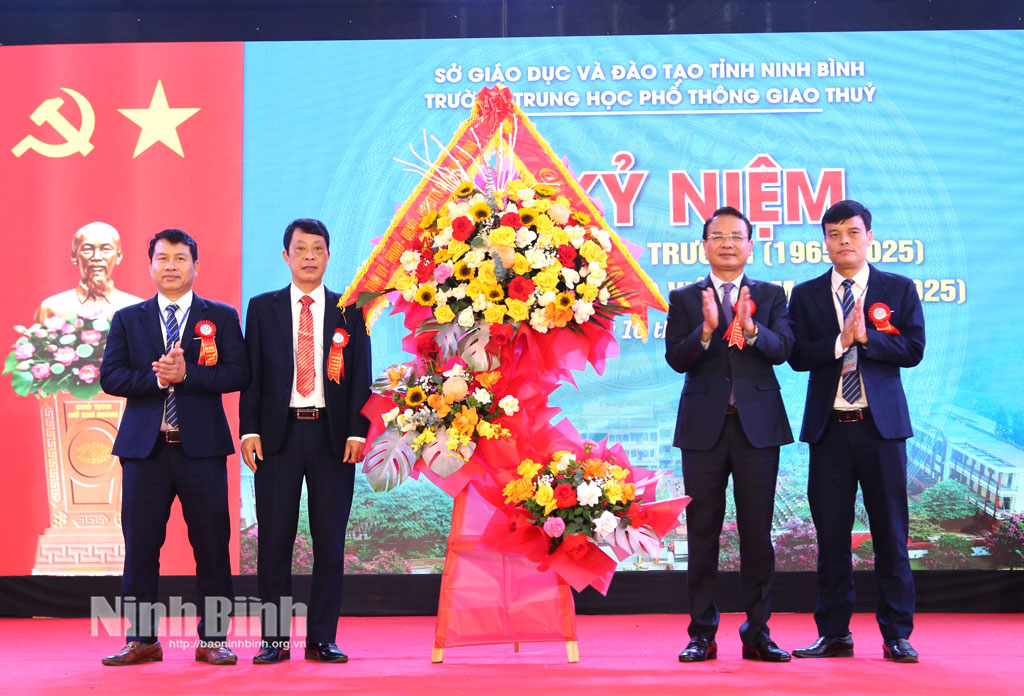 Đồng chí Đặng Xuân Phong, Ủy viên Trung ương Đảng, Bí thư Tỉnh ủy, Trưởng Đoàn đại biểu Quốc hội tỉnh tặng hoa, chúc mừng thầy, trò Trường THPT Giao Thủy.