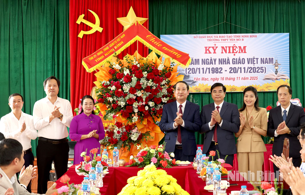 Đồng chí Mai Văn Tuất, Phó Bí thư Tỉnh ủy, Chủ tịch Ủy ban MTTQ Việt Nam tỉnh tặng hoa chúc mừng thầy, cô Trường THPT Yên Mô B.