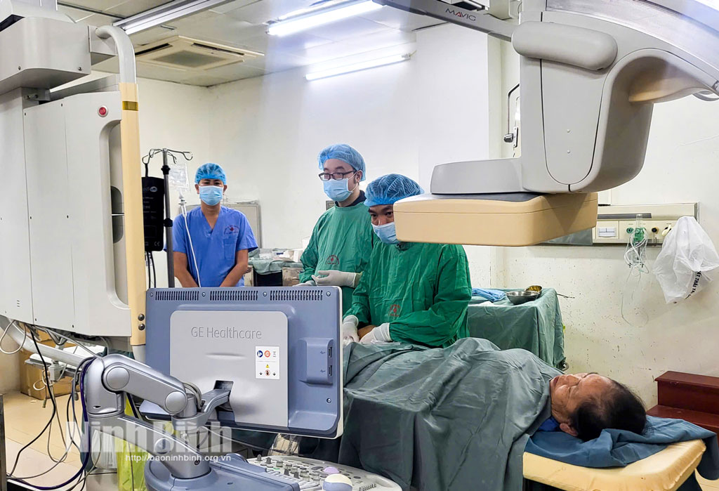 Các bác sỹ thuộc Đơn nguyên can thiệp mạch, Bệnh viện Đa khoa tỉnh Ninh Bình thực hiện một ca điều trị laser nội mạch cho bệnh nhân suy giãn tĩnh mạch. chi dưới.