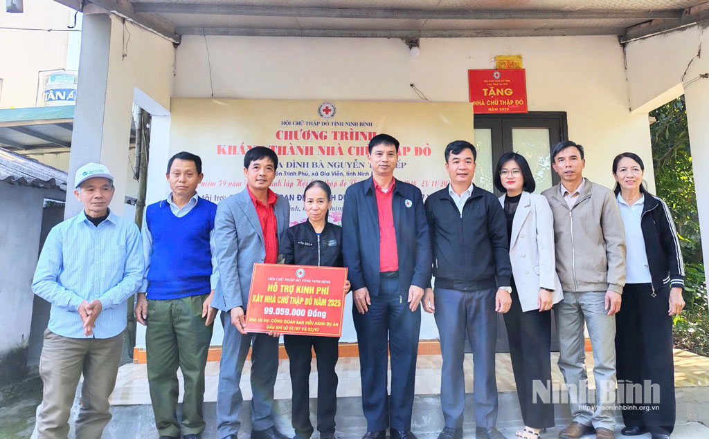 Lãnh đạo Hội Chữ thập đỏ tỉnh, xã Gia Viễn và người thân chung vui cùng gia đình bà Nguyễn Thị Tiếp trong ngày khánh thành ngôi nhà.