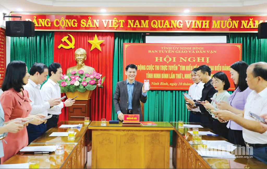 Các đồng chí lãnh đạo Ban Tuyên giáo và Dân vận Tỉnh ủy; lãnh đạo các sở, ban, ngành, các tổ chức chính trị - xã hội tỉnh hưởng ứng tham gia Cuộc thi. Ảnh: Đức Lam