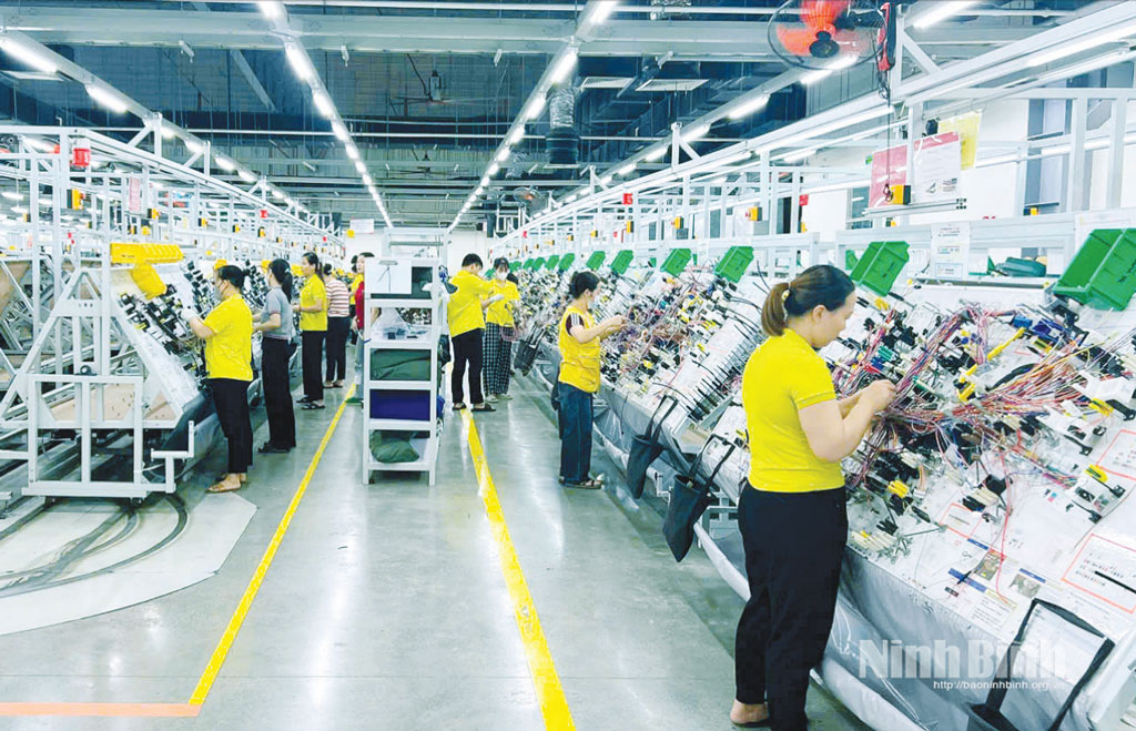 Sản xuất dây dẫn, cáp điện xe ô tô tại Công ty TNHH Yura Harness (KCN Châu Sơn).