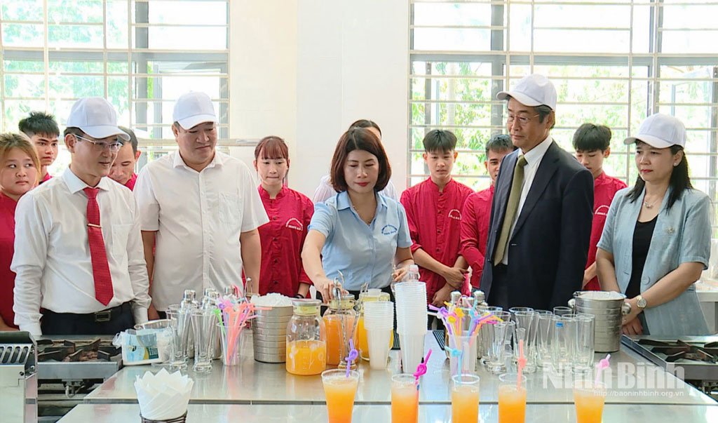 Đại diện Đại sứ quán Nhật Bản tham quan phòng học chế biến đồ uống tại Trường Cao đẳng Cơ giới Ninh Bình.