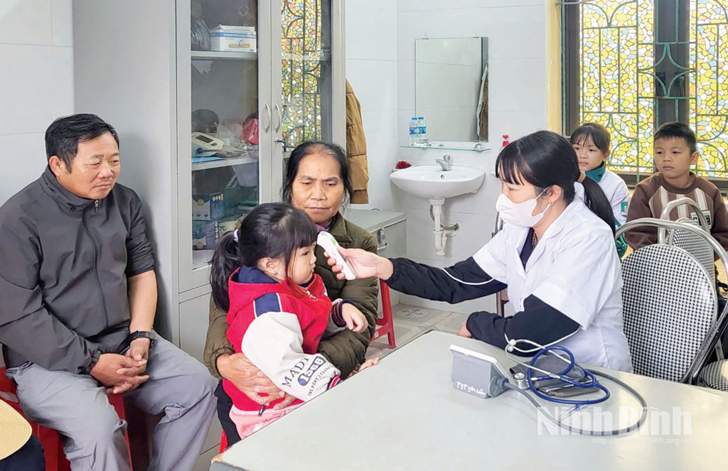 Khám bệnh cho người dân tại Trạm Y tế xã Yên Cường.