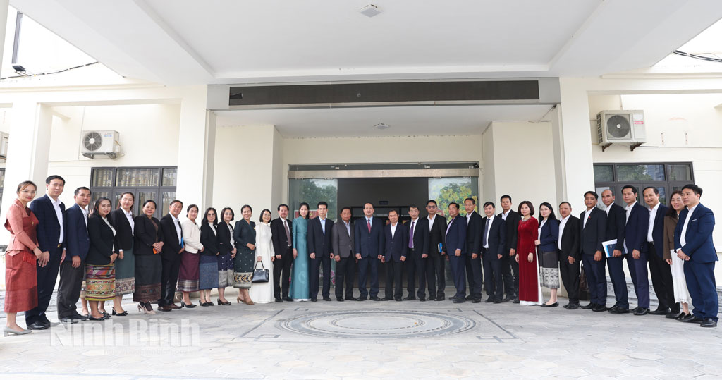 Các đại biểu chụp ảnh lưu niệm.