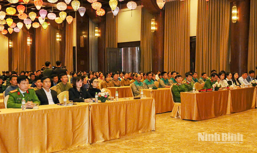 Các đại biểu dự chương trình.