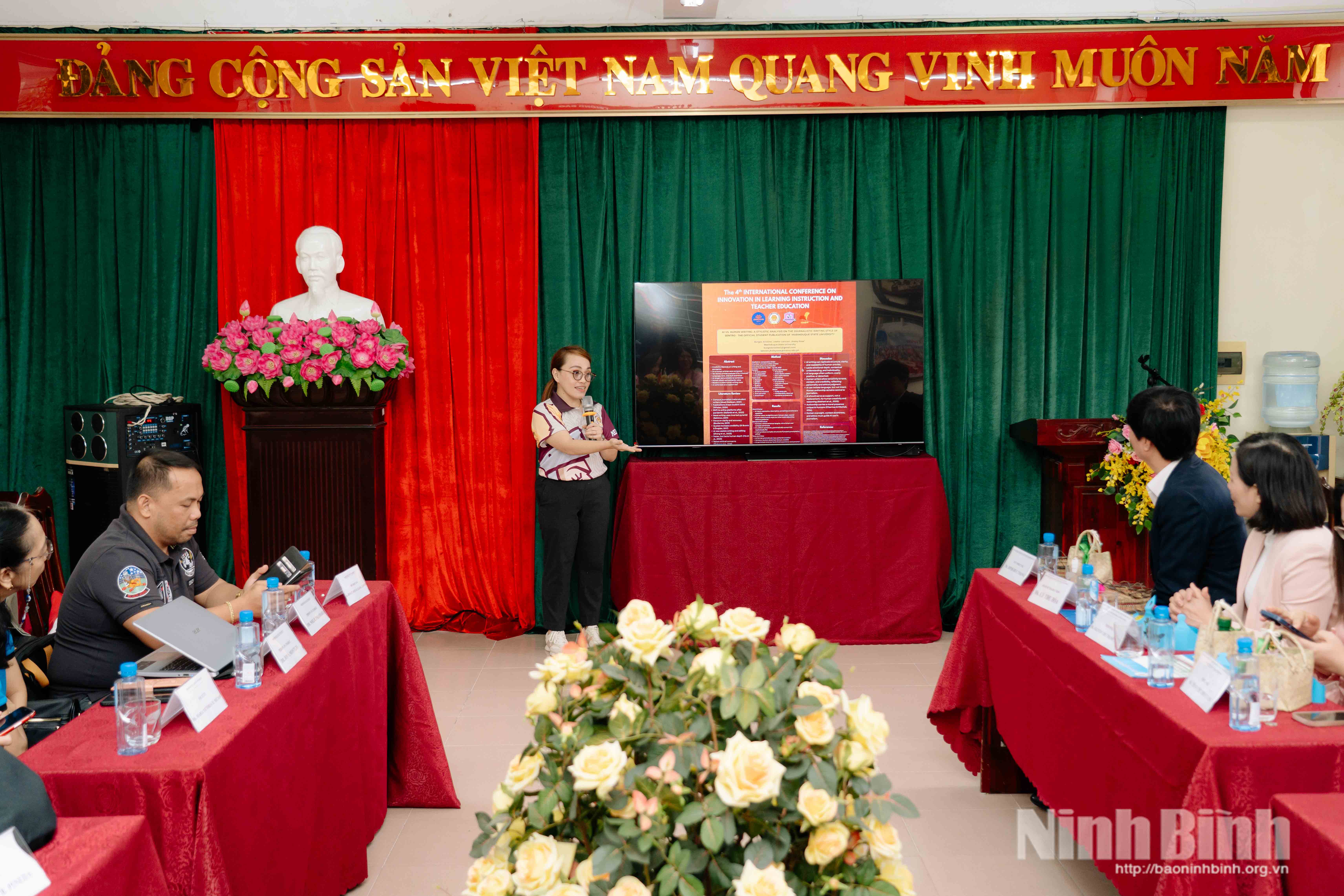 Cán bộ trường Đại học Marinduque chia sẻ về phương pháp dạy tiếng Anh tại buổi tọa đàm.