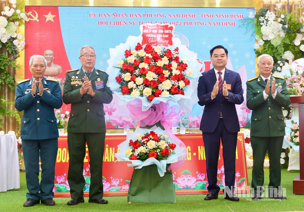 Đồng chí Phạm Hồng Thái, Chủ tịch UBND phường Nam Định tặng hoa chúc mừng Đại hội.