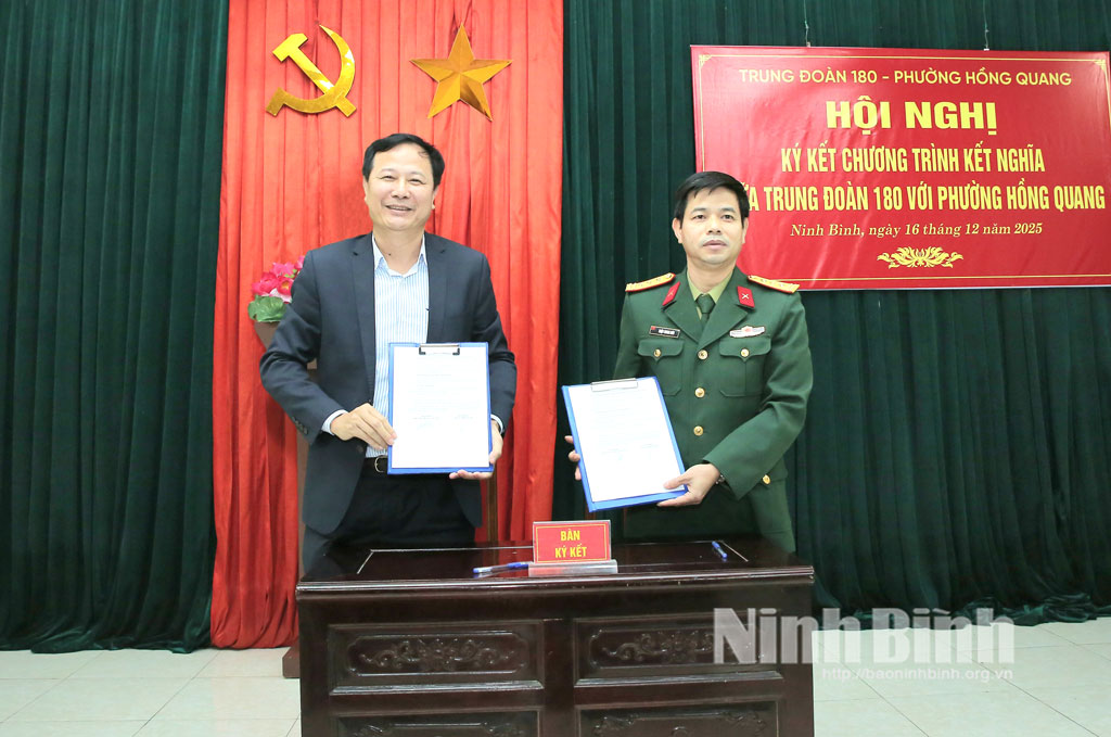 Lãnh đạo phường Hồng Quang và Trung đoàn 180 ký kết chương trình kết nghĩa.
