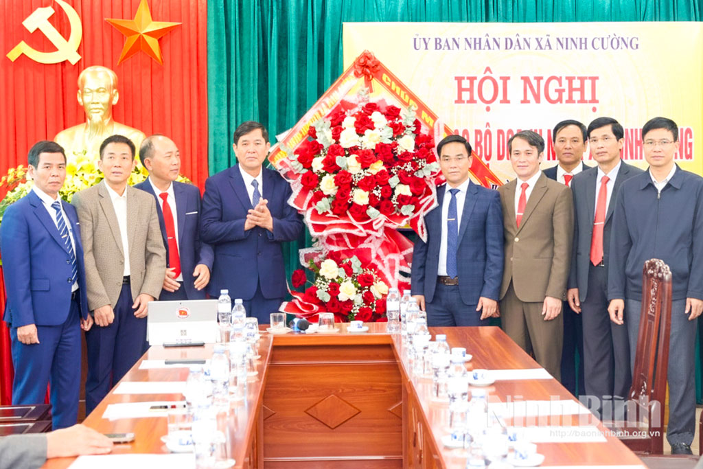 Lãnh đạo xã Ninh Cường tặng hoa chúc mừng Câu lạc bộ Doanh nhân xã Ninh Cường.