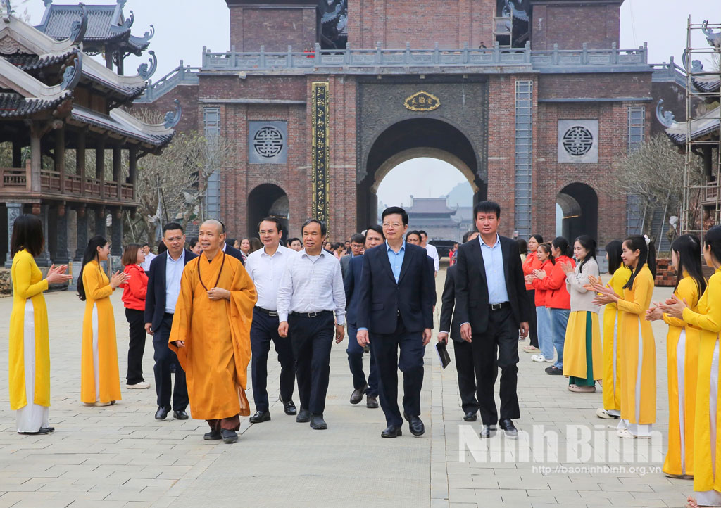 Đồng chí Phó Thủ tướng Chính phủ Mai Văn Chính và Đoàn công tác kiểm tra tại Đàn Kính Thiên.