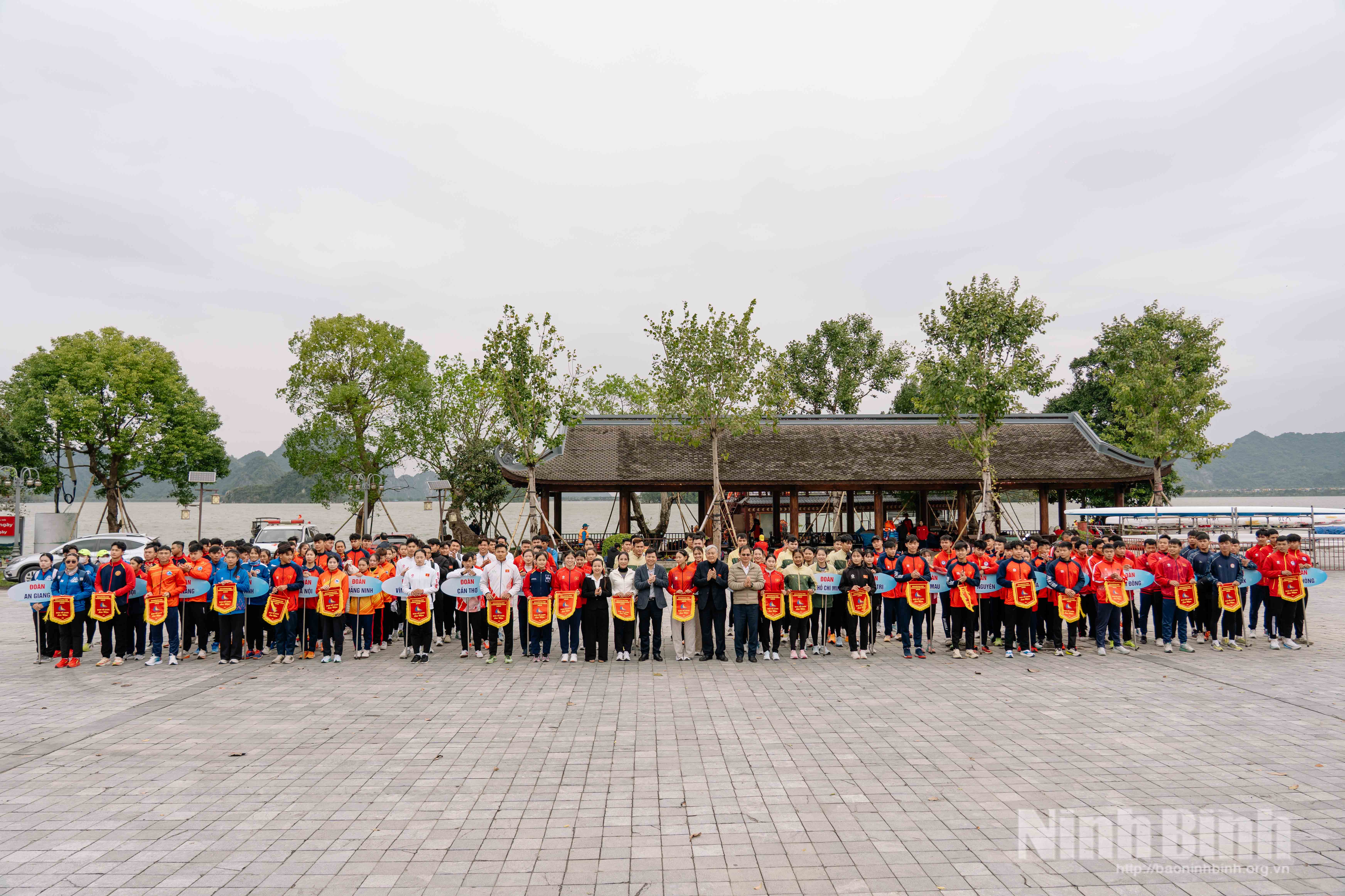 Ban Tổ chức tặng cờ lưu niệm cho các đội tham gia giải.