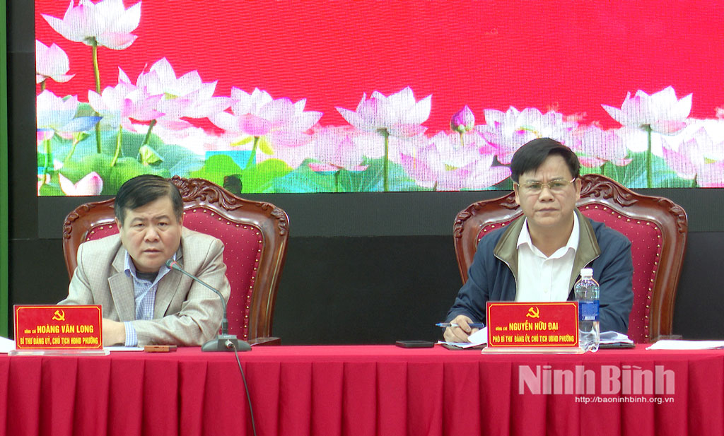 Các đồng chí Thường trực Đảng ủy phường chủ trì hội nghị đối thoại.