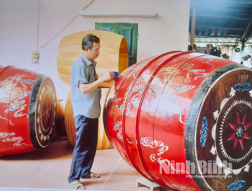 Nghệ nhân Phạm Chí Khang đang hoàn thiện những khâu cuối cùng của chiếc trống.