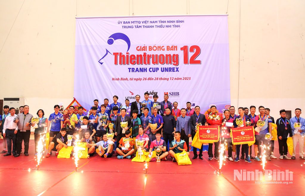 Ban Tổ chức chụp ảnh lưu niệm với các đội đạt giải.