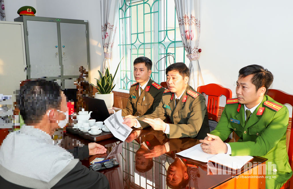 Phòng An ninh kinh tế phối hợp với Công an xã Thanh Liêm làm việc với chủ tài khoản Facebook "Xuân Hòa Xtrail".